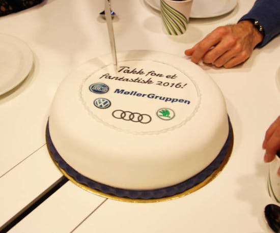 Möllergruppen bjöd in alla anställda på tårtkalas