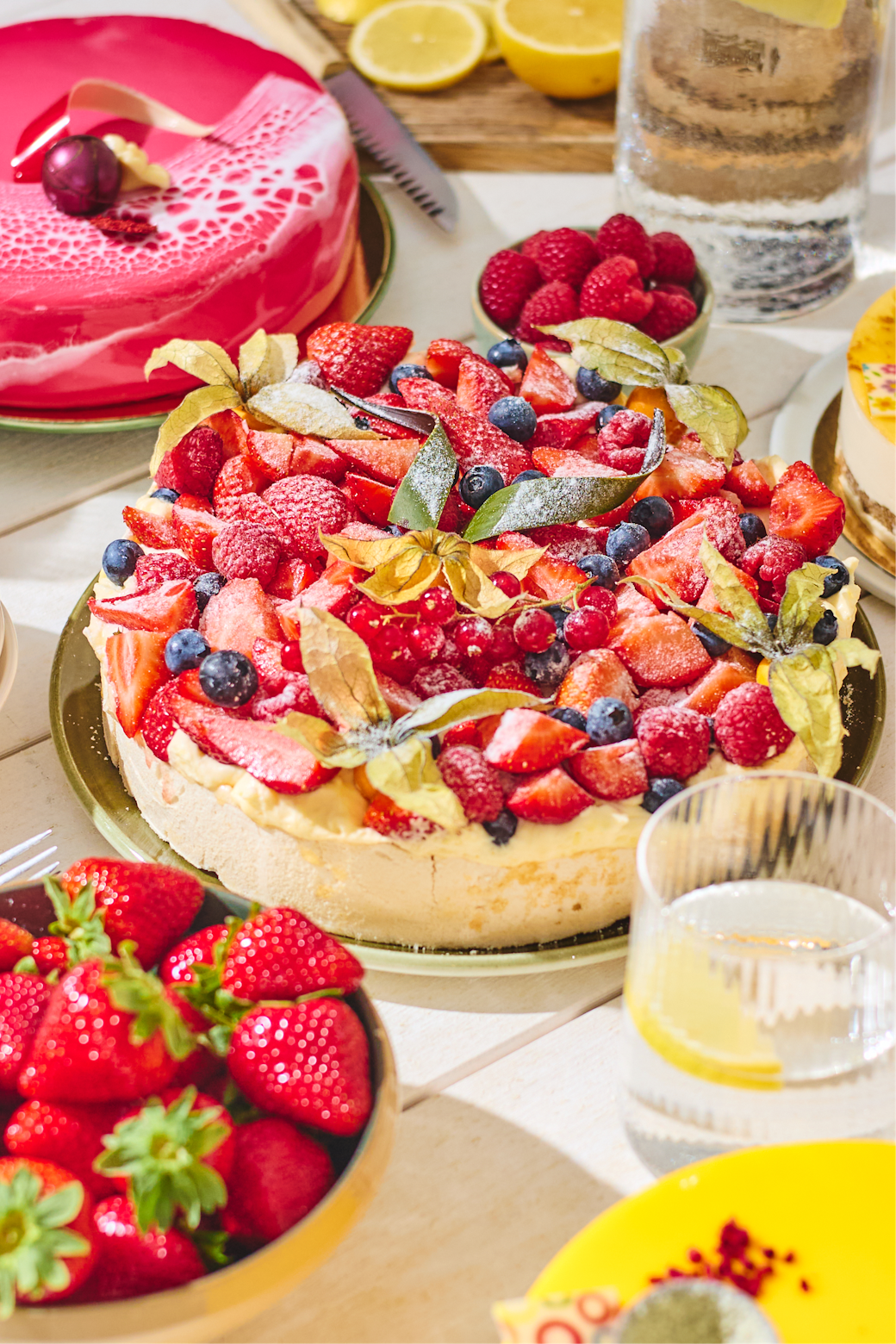 Pavlova med friske bær og vaniljekrem – En slager i sommervarmen