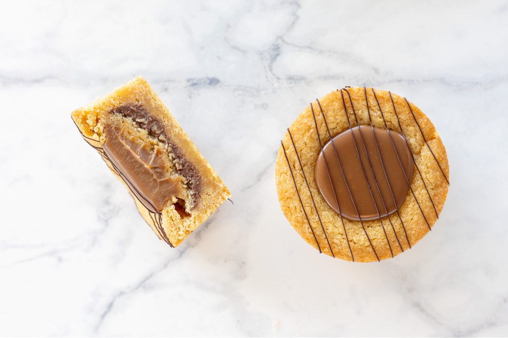 Fylt cookie med sjokolade og karamell